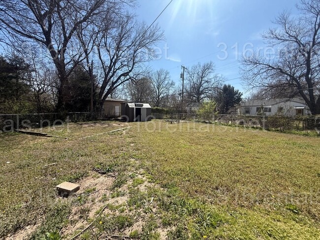 Building Photo - $1445 - 4 bedroom/ 2 bathroom - Single Family Home