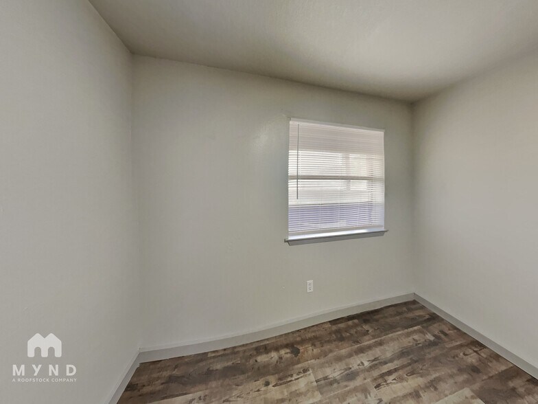 Building Photo - 624 E 3rd St