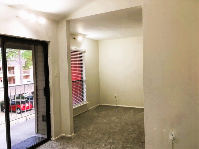 Building Photo - 2025 Augusta Dr