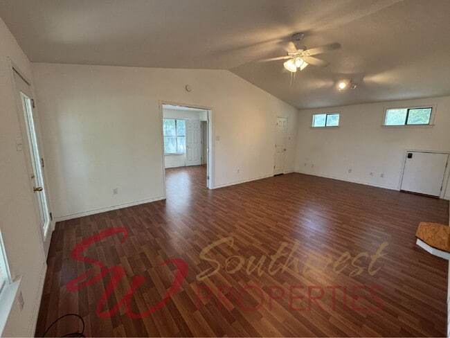 Building Photo - Outstanding 3 bedroom with extra bonus room and screened in porch!