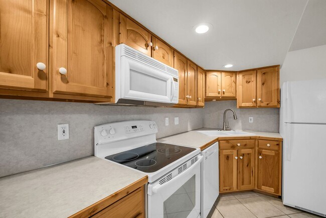 Building Photo - Spacious 7 Bed Kaysville Home with Two Kitchens