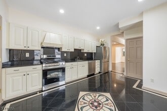 Building Photo - 302 Walnut Ave