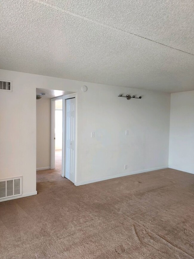 Building Photo - 2 Bedroom Corner Condo Available at Spanis...