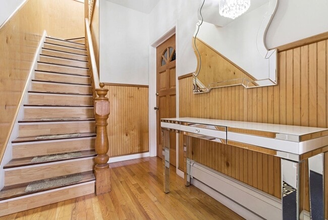 Building Photo - 470 Mallory Ave