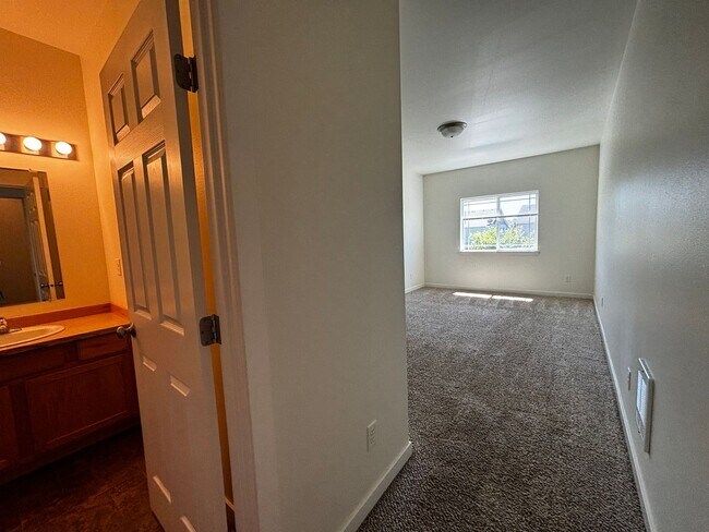 Building Photo - 3 Bed 2.5 Bath Lynden Townhome