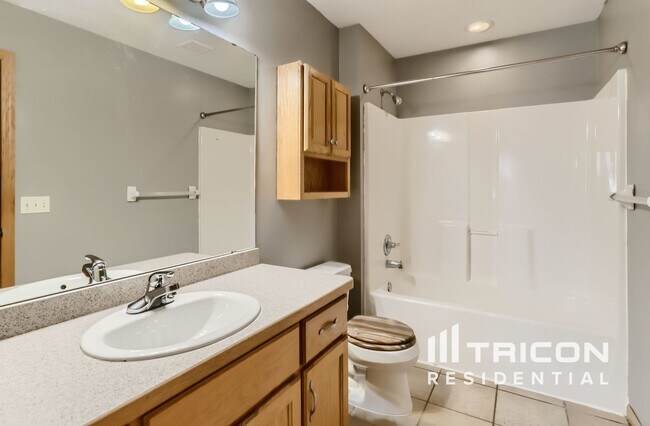 Building Photo - 783 Harrison Dr