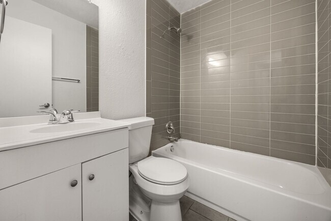 Building Photo - ** 2 Weeks Free!** Spacious 3-Bedroom Town...