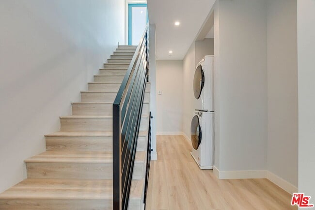 Building Photo - 4547 Saturn St