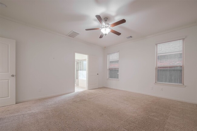 Building Photo - 2261 Oak Cir Dr N