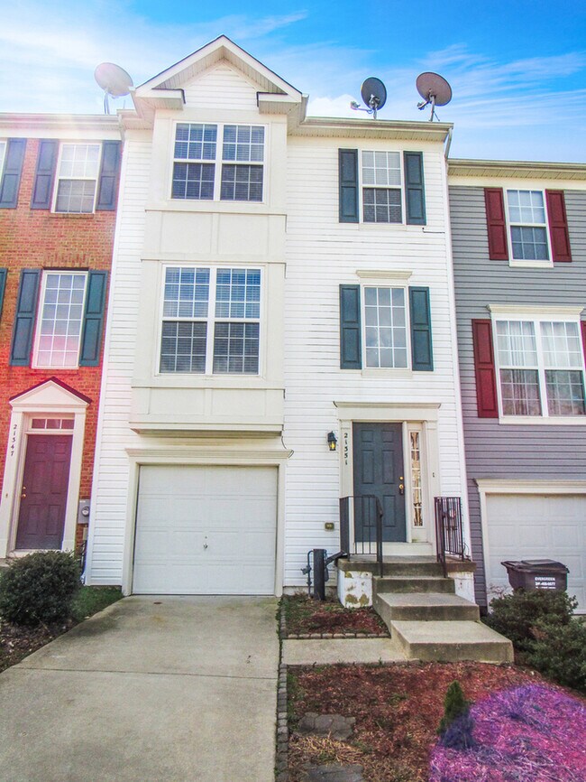 Primary Photo - 3 Level Inner Town Home with 1 Car Garage ...