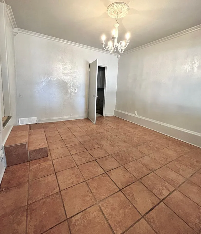 Building Photo - Charming 4-bedroom / 2 bathroom near OU Ca...