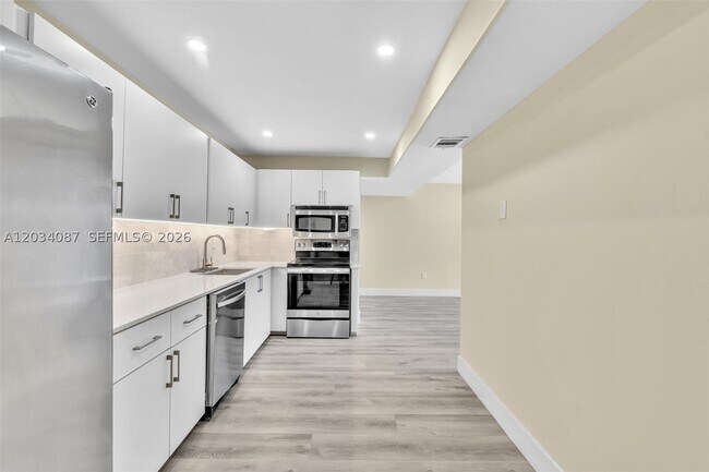 Building Photo - 9124 Collins Ave