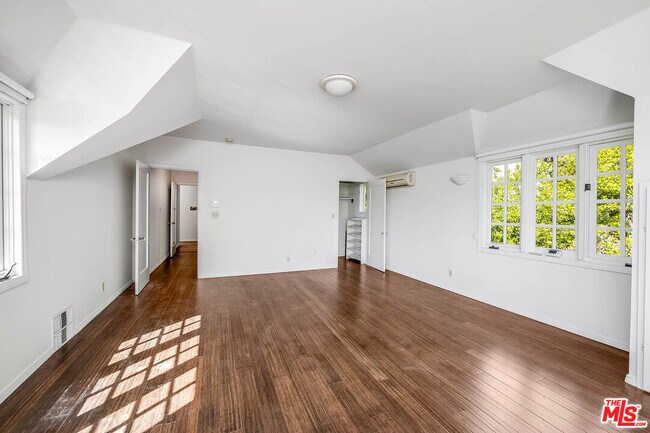 Building Photo - 2441 Glendower Ave