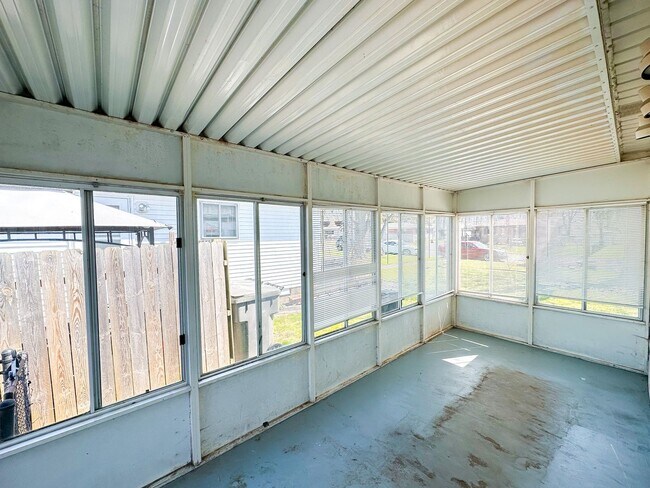 Building Photo - 4322 Hoyt Ave