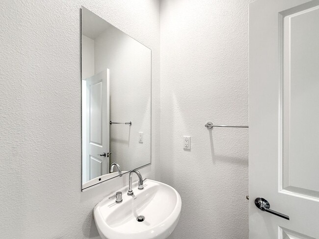 Building Photo - Newly Constructed 2B/2.5BA Townhome in Esc...