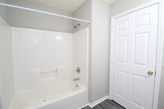 Building Photo - 3BR Gulf Breeze Home Zoned for Gulf Breeze High School with Open Living Area, Fenced Backyard & C...
