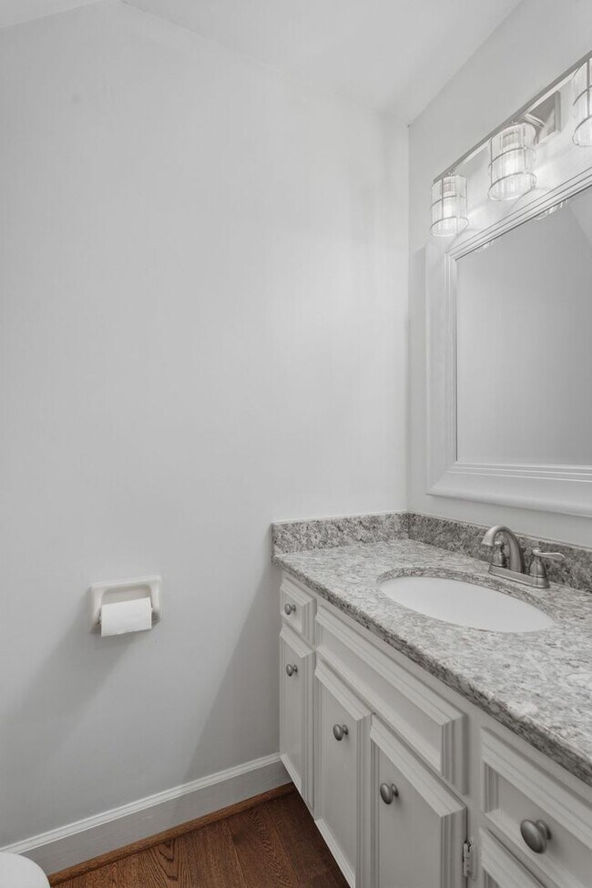Building Photo - Charming Townhouse in Green Hills