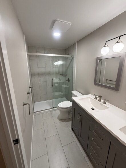 Main Bathroom - 425 S Oak St