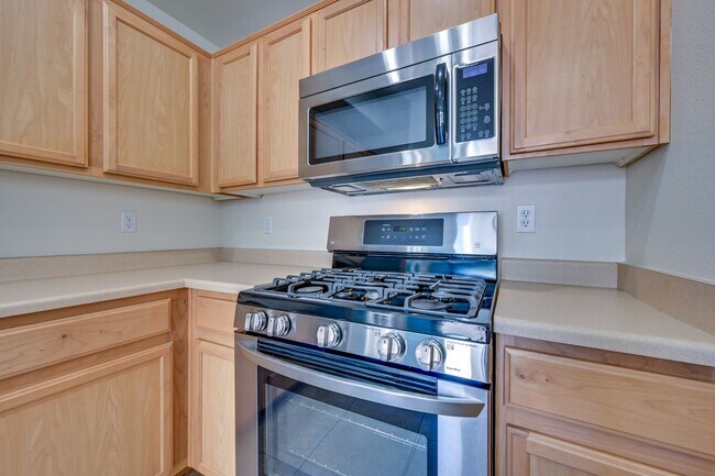Building Photo - NW 3 bedroom!! Community Pool!! Playground...