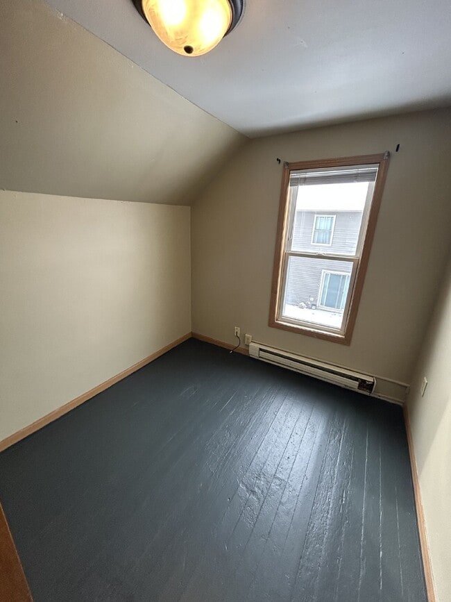 Building Photo - 4 bed 1 bath close to Water St, biking/walking trails, and Sonnentag, Available June 1st!