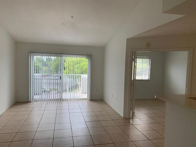 Building Photo - 15-305 1BED/1 DEN/1BATH