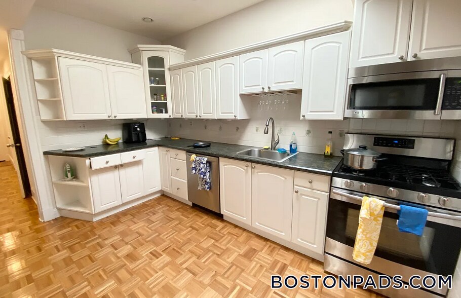 Building Photo - 108 Buttonwood St