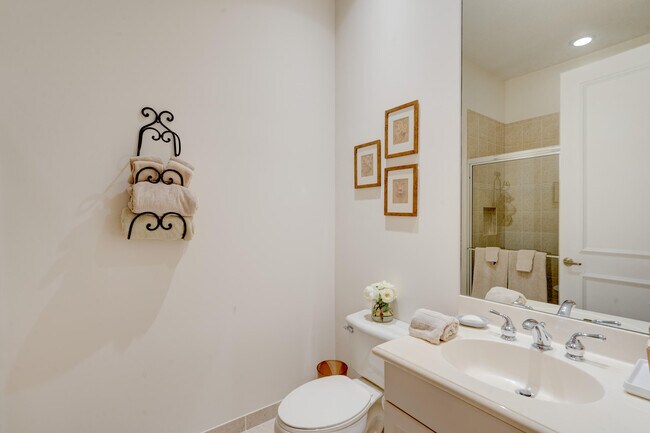 Building Photo - 119 Esperanza Way