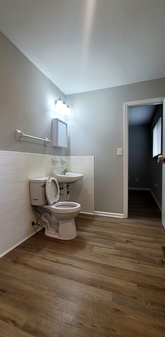 Building Photo - 3006-3008 Creekview Circle