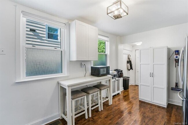 Building Photo - 1 Bayview Ave