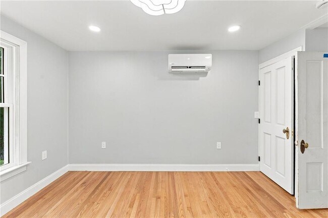 Building Photo - 1552 Kingstown Rd