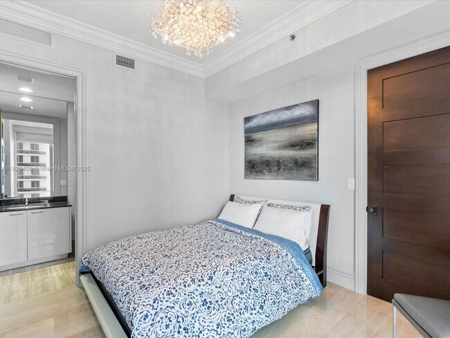 Building Photo - 15901 Collins Ave