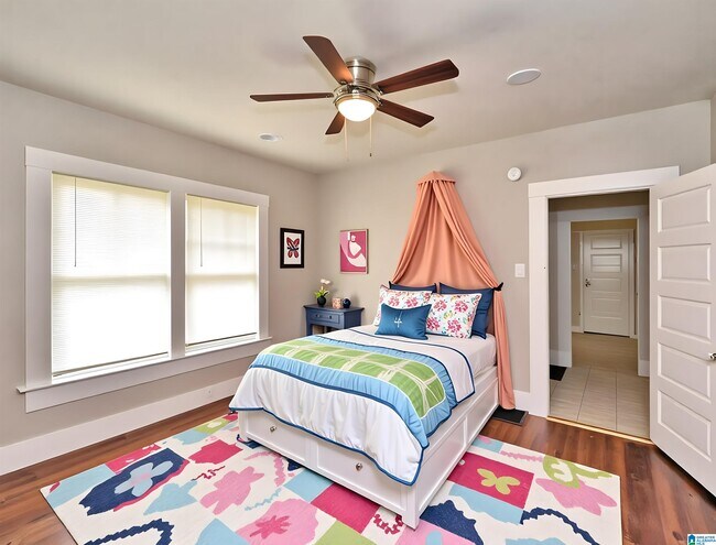 Building Photo - 525 53rd St Ens