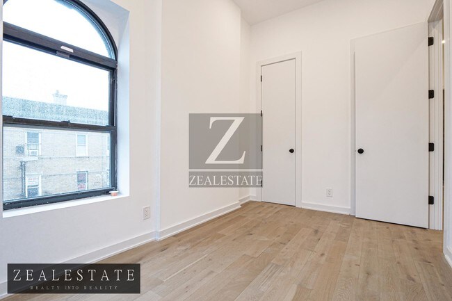 Building Photo - 4922 5th Avenue