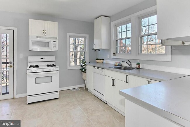 Building Photo - 2104 S Nelson St