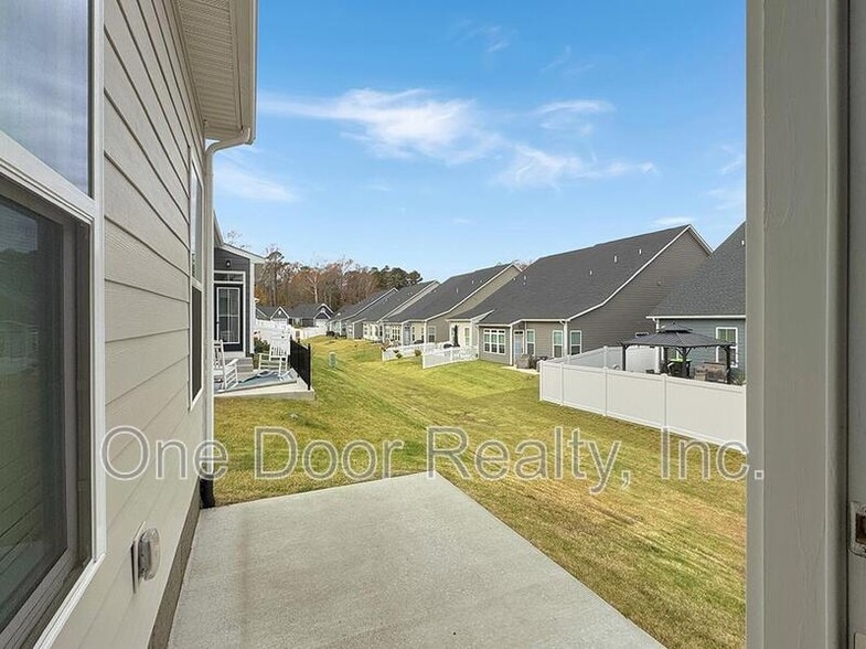 Building Photo - 105 Ironsmith Wy