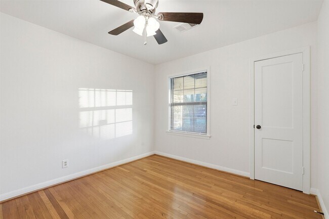 Building Photo - 3521 Burgundy Ln