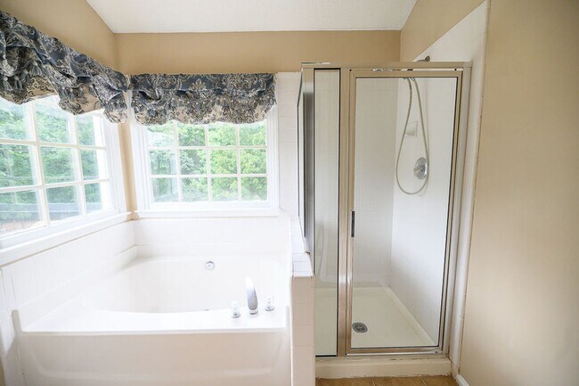 Building Photo - Wonderful and Spacious 3 bedroom home 2.5 bath in High Point with 2 car garage and large fenced-i...