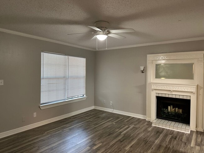 Building Photo - Convenient Northeast location!
