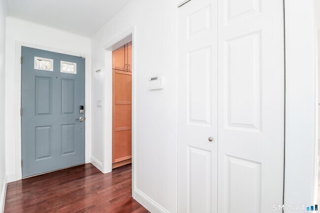 Building Photo - 8 Stonecrop Rd S