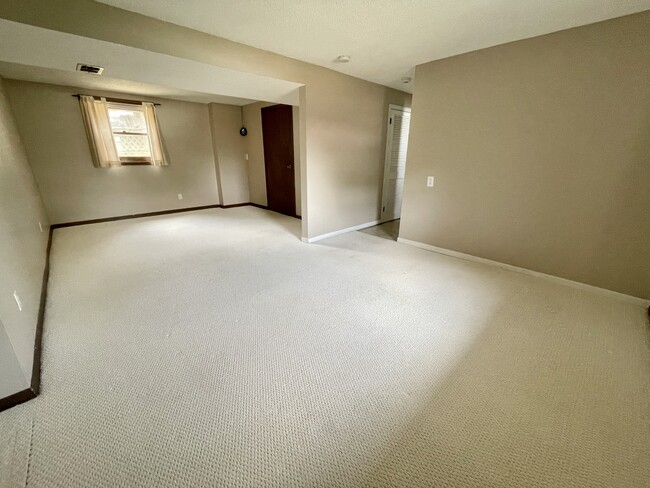 Building Photo - 105 Colony Dr