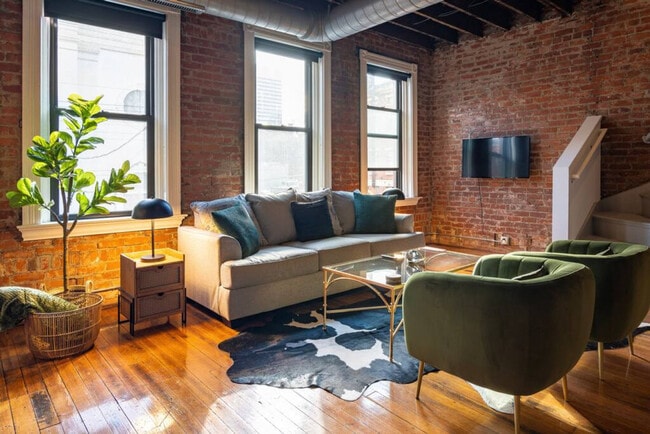 Building Photo - 100 E 13th St