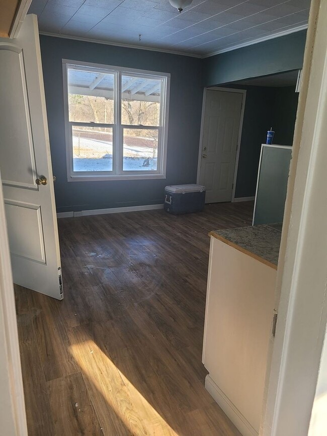 Building Photo - Large 5 bed home