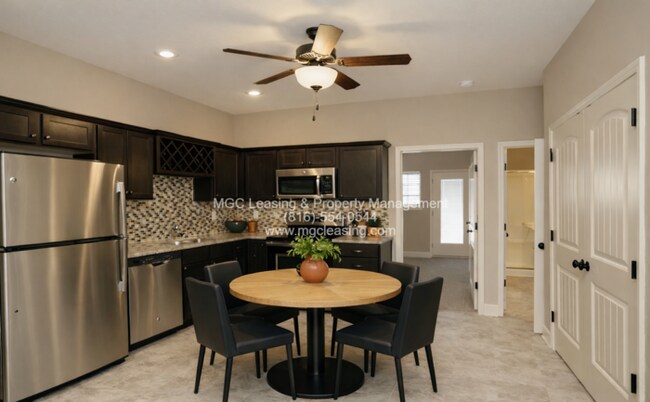 Building Photo - EAGLE CREEK LUXURY TOWNHOME READY for your August move!