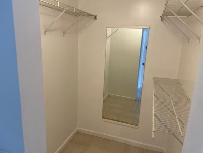 Building Photo - 2 Bedroom, 1 Bath Condo in Virginia Beach