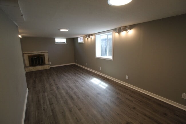 Building Photo - 129 W 39th Ave