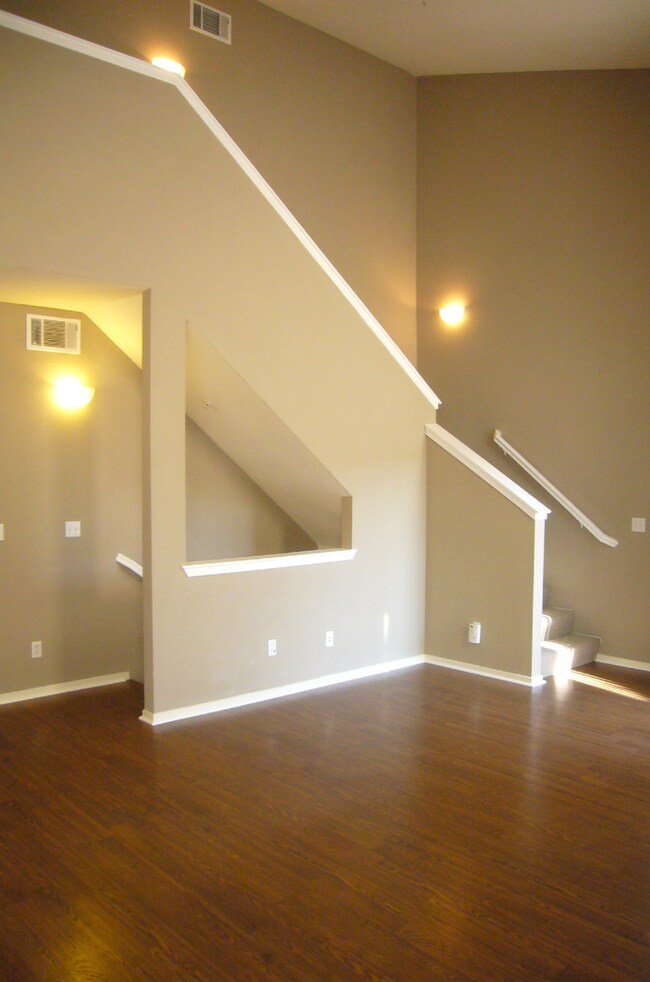 Building Photo - Spacious Townhome with High Ceilings in a Prime Commuter Location