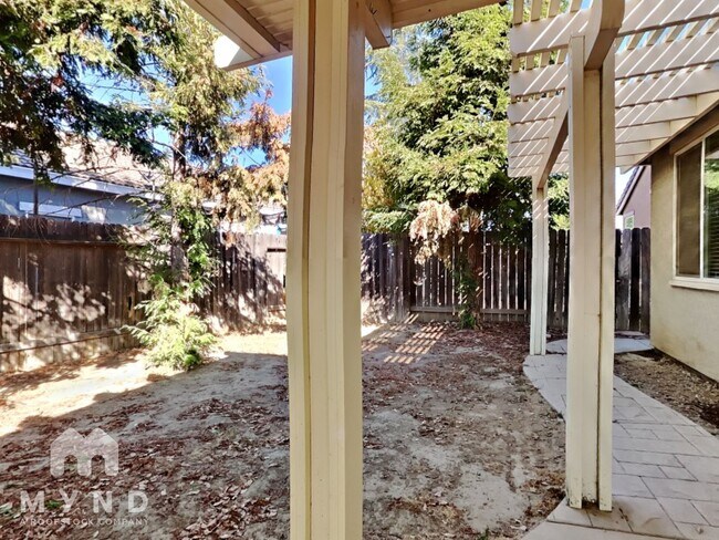 Building Photo - 10114 Upshaw Way