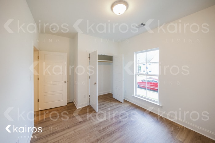 Building Photo - 6542 Roux Dr