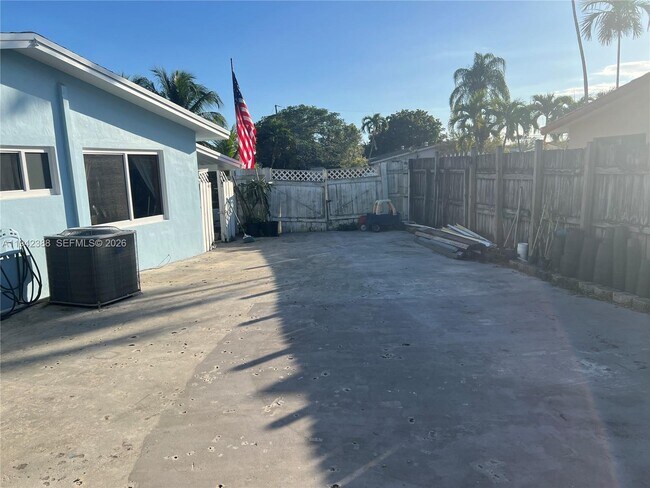 Building Photo - 8801 SW 42nd St