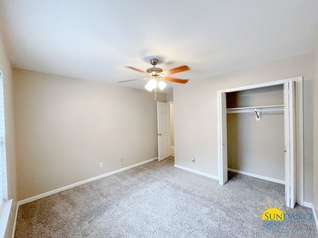 Building Photo - Beautiful 3 Bedroom Townhouse Close to Both Bases!